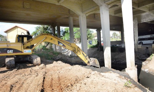 Limpa Rio: Programa avança com limpeza e desassoreamento do Rio Barra Mansa